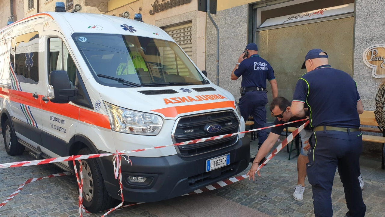 L'ambulanza e i rilievi della polizia locale L'ambulanza e i rilievi della polizia locale