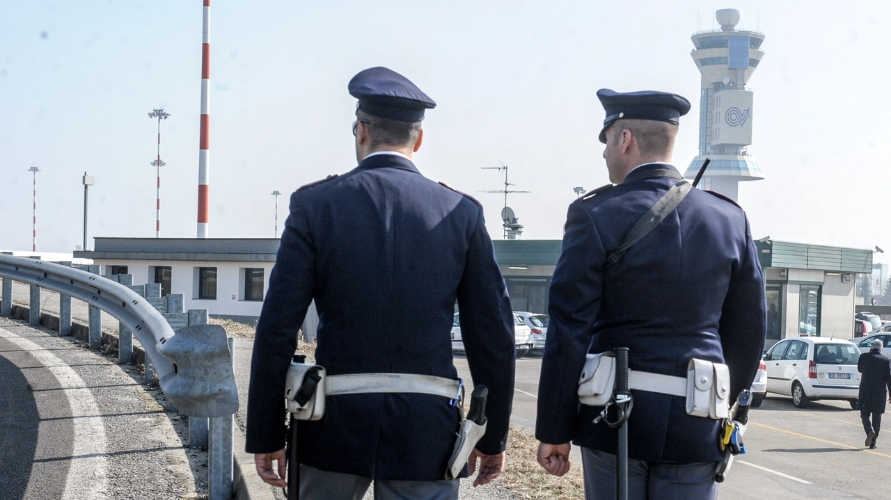 Polizia in azione a Malpensa Polizia in azione a Malpensa