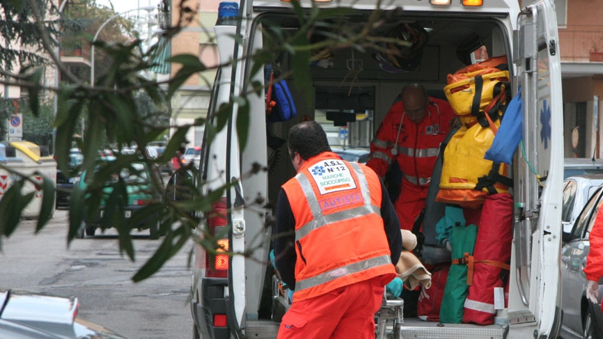 Soccorritori in azione: il giovane è stato trasportato a Niguarda (foto repertorio) Soccorritori in azione: il giovane è stato trasportato a Niguarda (foto repertorio)