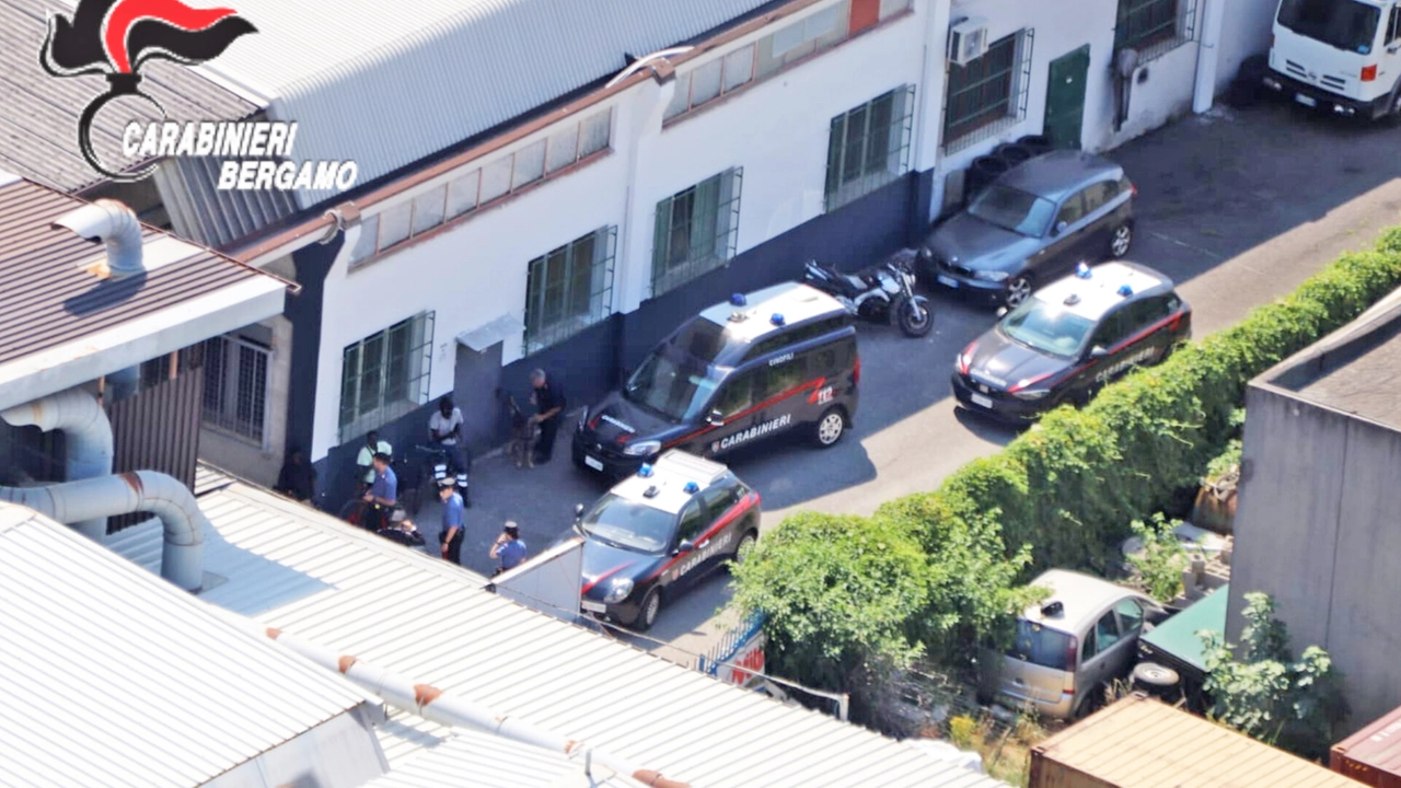 L’arrivo dei carabinieri al capannone risultato poi essere stato trasformato in una discarica senza alcuna autorizzazione L’arrivo dei carabinieri al capannone risultato poi essere stato trasformato in una discarica senza alcuna autorizzazione
