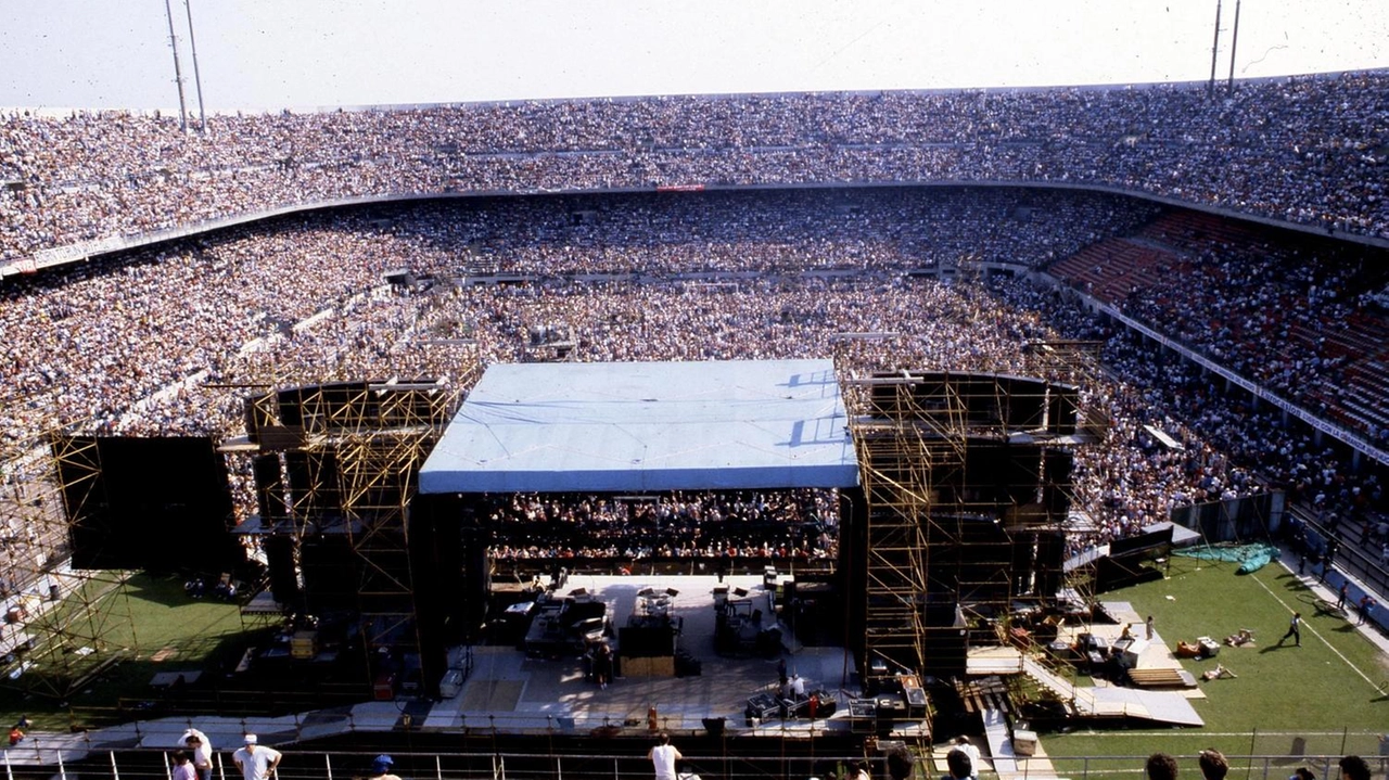 Il racconto di quel concerto di Furio Zucco, responsabile del servizio sanitario all’interno dello stadio "Alla prima nota l’enorme massa umana si spinse verso il palco: ci furono 300 soccorsi in un quarto d’ora" . Il racconto di quel concerto di Furio Zucco, responsabile del servizio sanitario all’interno dello stadio "Alla prima nota l’enorme massa umana si spinse verso il palco: ci furono 300 soccorsi in un quarto d’ora" .
