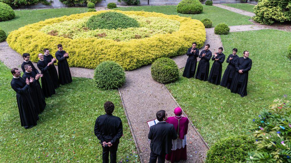 Milano, 11 nuovi sacerdoti nelle parrocchie della Diocesi. Ecco chi sono i nuovi don: hanno fra i 26 e i 35 anni e fra loro ci sono un ex cuoco e un poeta Milano, 11 nuovi sacerdoti nelle parrocchie della Diocesi. Ecco chi sono i nuovi don: hanno fra i 26 e i 35 anni e fra loro ci sono un ex cuoco e un poeta