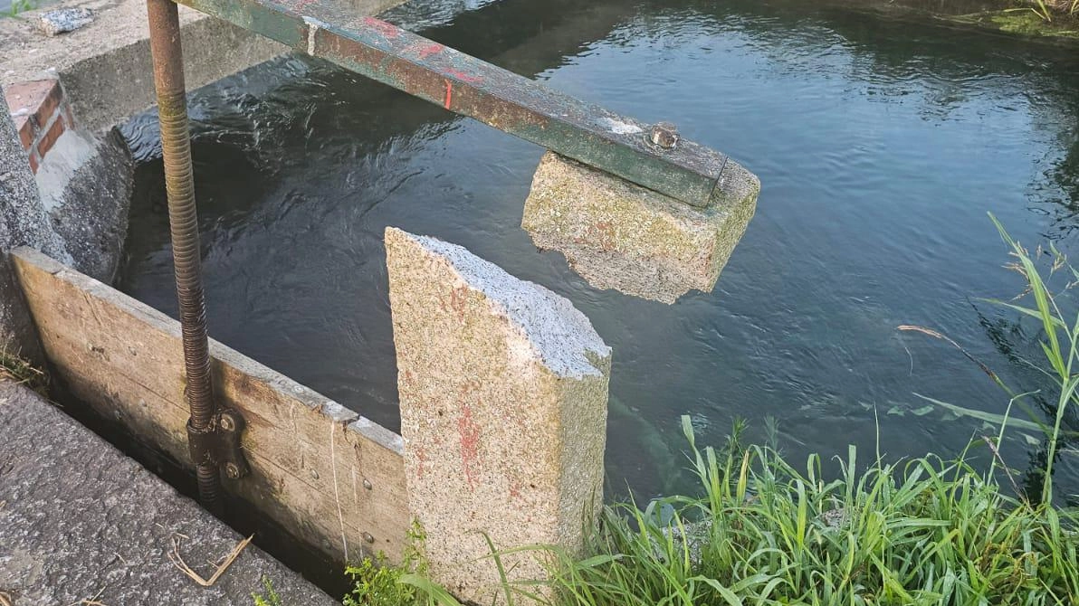 I canali del Villoresi presi di mira dai vandali L’acqua ha invaso le strade e minacciato le colture I canali del Villoresi presi di mira dai vandali L’acqua ha invaso le strade e minacciato le colture
