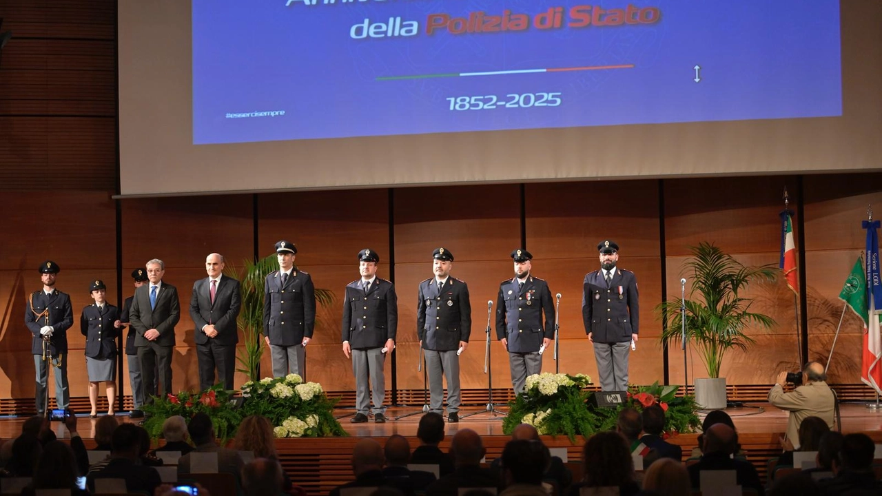 Le premiazioni degli agenti a Lodi Le premiazioni degli agenti a Lodi