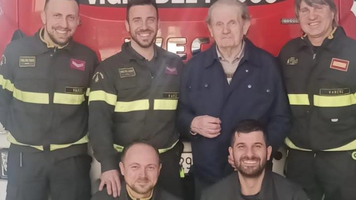Una foto ricordo assieme ai vigili del fuoco del distaccamento di Busto Arsizio-Gallarate Una foto ricordo assieme ai vigili del fuoco del distaccamento di Busto Arsizio-Gallarate