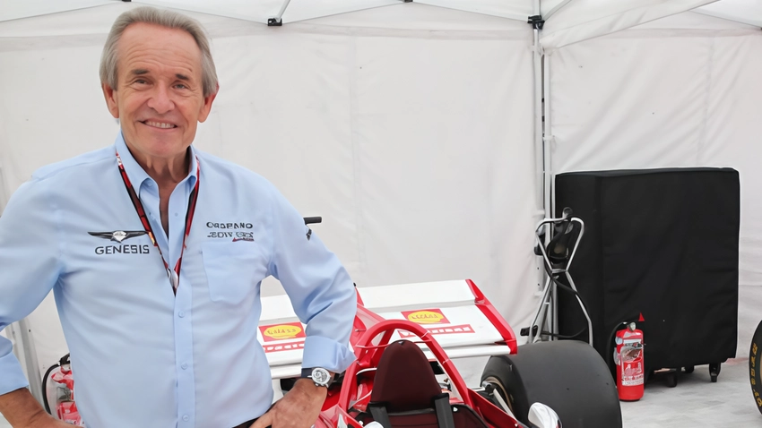 Tanti nostalgici della Formula 1 ruggente si alzano in piedi dalle tribune al passaggio della Ferrari 312 B del... Tanti nostalgici della Formula 1 ruggente si alzano in piedi dalle tribune al passaggio della Ferrari 312 B del...