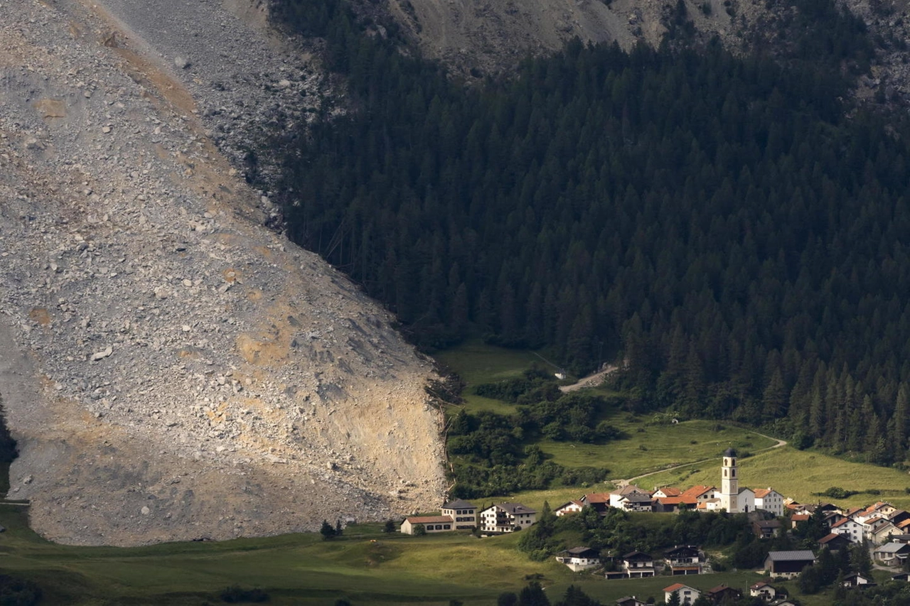 L'impressionante frana che ha sfiorato il paese di Brienz