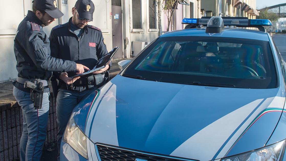 scappa da un controllo della polizia fuga per oltre 5 chilometri anche contromano arrestato