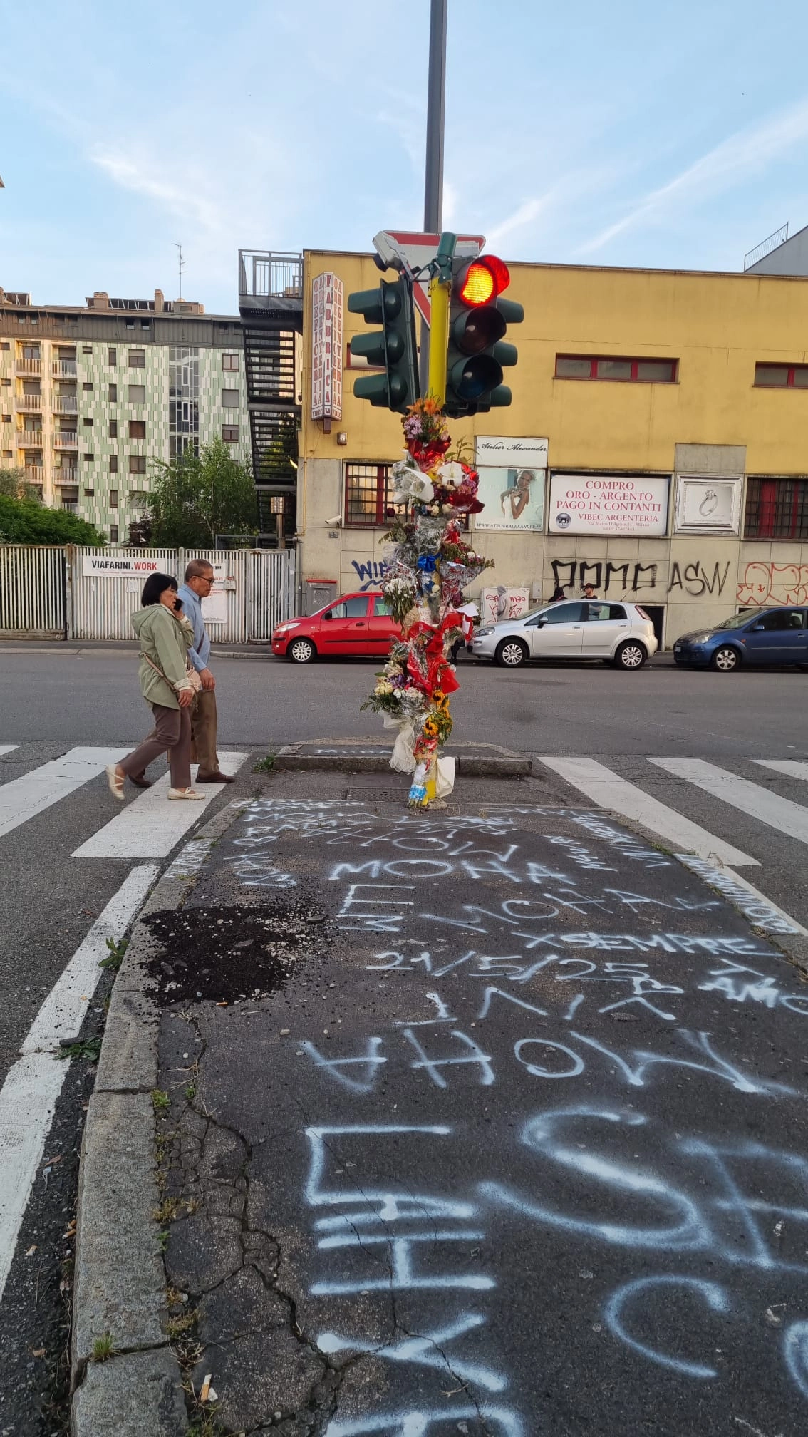 Fiori legati al semaforo contro il quale si è schiantato il T-Max (Fasani)