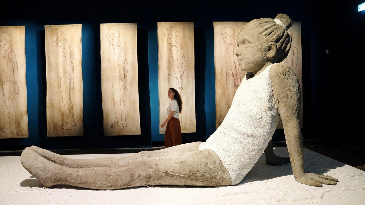 L’artista presenta le sue sculture monumentali e installazioni toccando temi universali, dalla guerra al clima L’artista presenta le sue sculture monumentali e installazioni toccando temi universali, dalla guerra al clima
