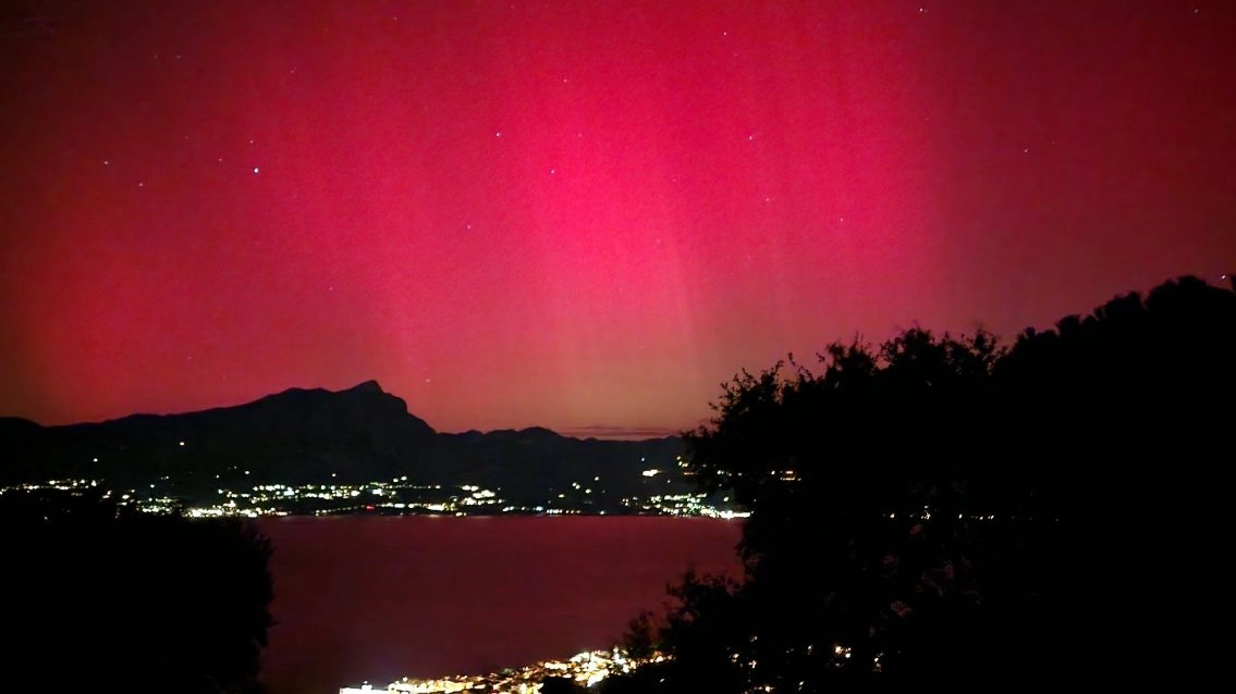 L'11 ottobre 2024 l'ultima volta: lo spettacolo dell'aurora boreale sul lago di Garda L'11 ottobre 2024 l'ultima volta: lo spettacolo dell'aurora boreale sul lago di Garda