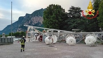 Ruota panoramica crollata a Lecco, parla la proprietaria che ha evacuato la giostra: “Tromba d’aria, era tutto in regola”