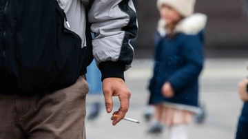 Milano e la crociata anti-fumo: “Le sigarette avvelenano la città, il divieto all’aperto va fatto rispettare”