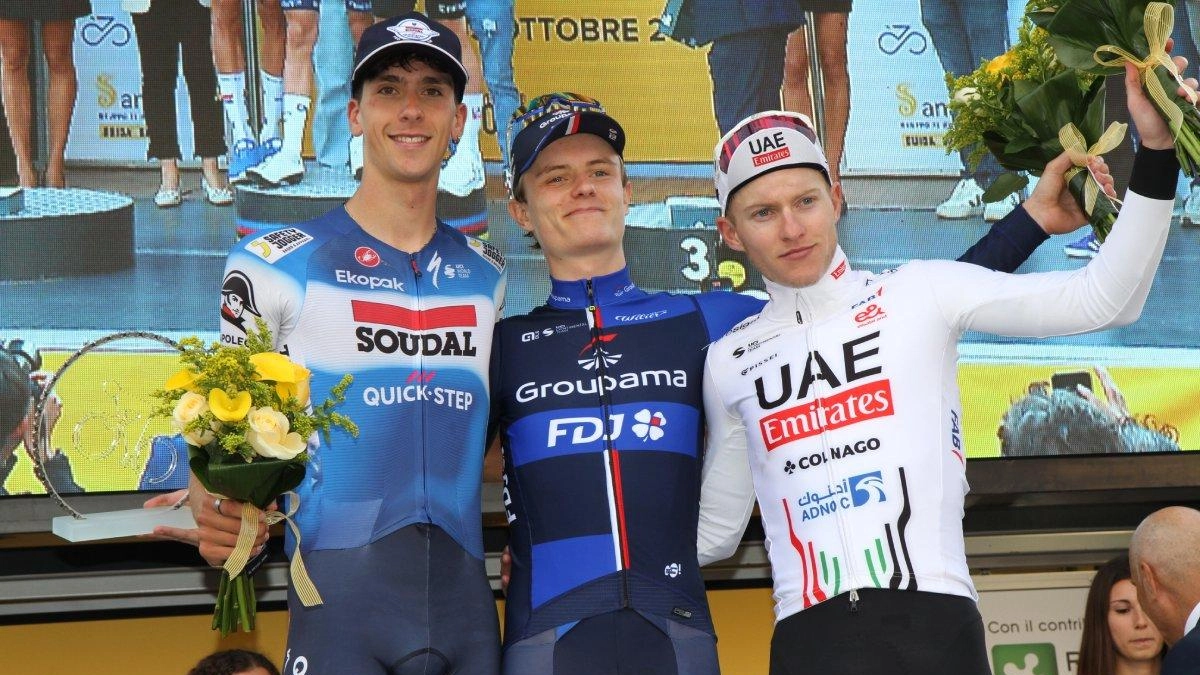 Il podio del Lombardia U23: al centro il vincitore Brieuc Rolland, a sinistra Federico Savino (secondo) e a destra Gal Glivar (terzo) Il podio del Lombardia U23: al centro il vincitore Brieuc Rolland, a sinistra Federico Savino (secondo) e a destra Gal Glivar (terzo)