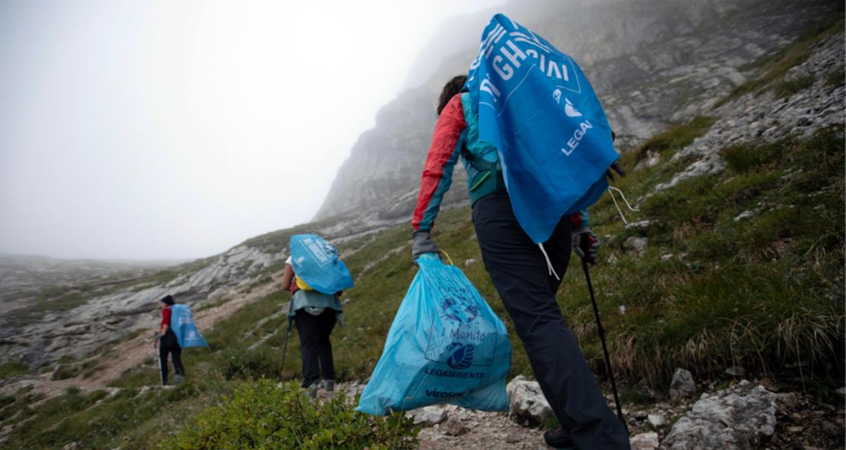 Maleducazione ad alta quota: plastica, tappi, tanti fazzoletti e persino un catetere e dei calzini. I volontari raccolgono una montagna di rifiuti Maleducazione ad alta quota: plastica, tappi, tanti fazzoletti e persino un catetere e dei calzini. I volontari raccolgono una montagna di rifiuti