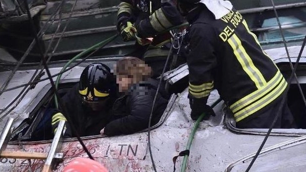 I vigili del fuoco durante i soccorsi ai feriti del regionale Cremona-Milano I vigili del fuoco durante i soccorsi ai feriti del regionale Cremona-Milano