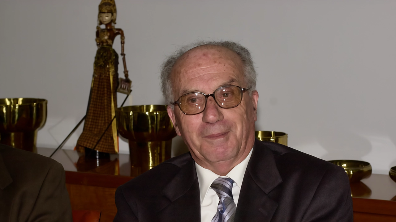 Il Duomo di Vigevano ospiterà stamattina i funerali dell'avvocato Vittorio Betassa, figura di spicco della professione e della vita cittadina, scomparso all'età di 98 anni. Il suo contributo alla formazione di avvocati e il suo impegno politico e culturale lo hanno reso una personalità di riferimento nel territorio. Il Duomo di Vigevano ospiterà stamattina i funerali dell'avvocato Vittorio Betassa, figura di spicco della professione e della vita cittadina, scomparso all'età di 98 anni. Il suo contributo alla formazione di avvocati e il suo impegno politico e culturale lo hanno reso una personalità di riferimento nel territorio.