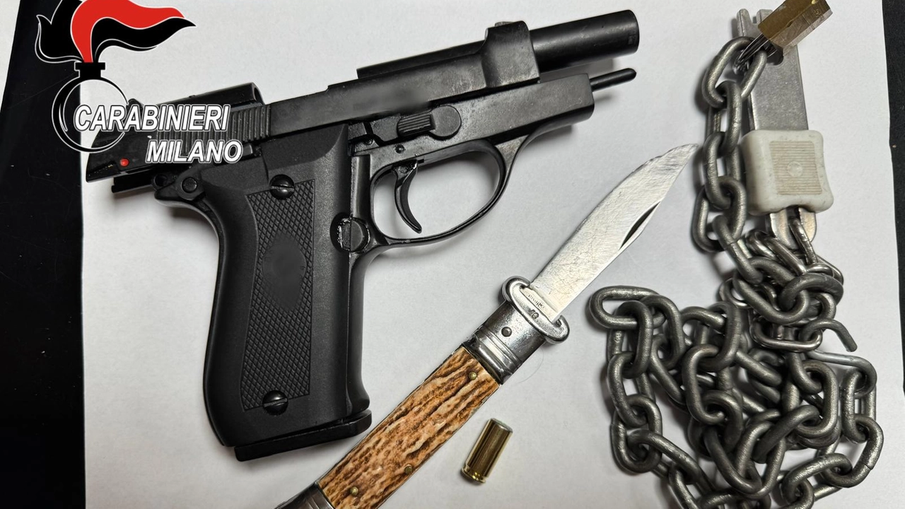 Il 47enne è entrato in ospedale con una pistola scacciacane senza tappo rosso, un coltello a serramanico e una catena lunga un metro Il 47enne è entrato in ospedale con una pistola scacciacane senza tappo rosso, un coltello a serramanico e una catena lunga un metro