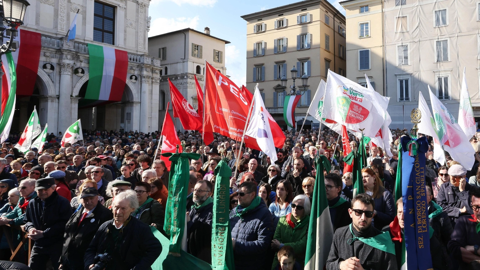 Migliaia di persone si radunano nel cuore di Brescia