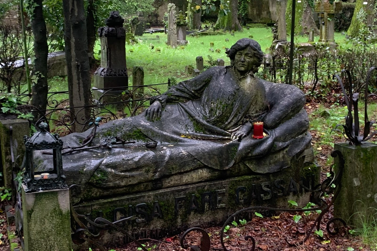 Una tomba all'interno del cimitero vecchio, chiuso nel 1910