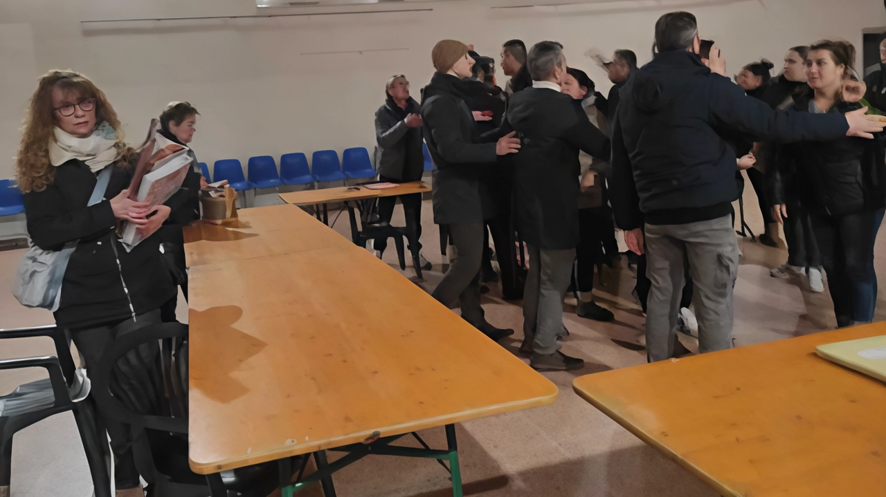 Sulla sinistra la sindaca Marinella Testolina mentre lascia l’aula lunedì sera dopo che i genitori le si erano avvicinati minacciosamente ed erano dovuti intervenire anche i carabinieri a calmare gli animi Sulla sinistra la sindaca Marinella Testolina mentre lascia l’aula lunedì sera dopo che i genitori le si erano avvicinati minacciosamente ed erano dovuti intervenire anche i carabinieri a calmare gli animi