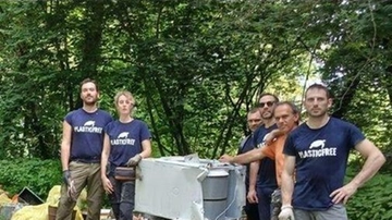 Luino, protetti dai Forestali i volontari ripuliscono i boschi