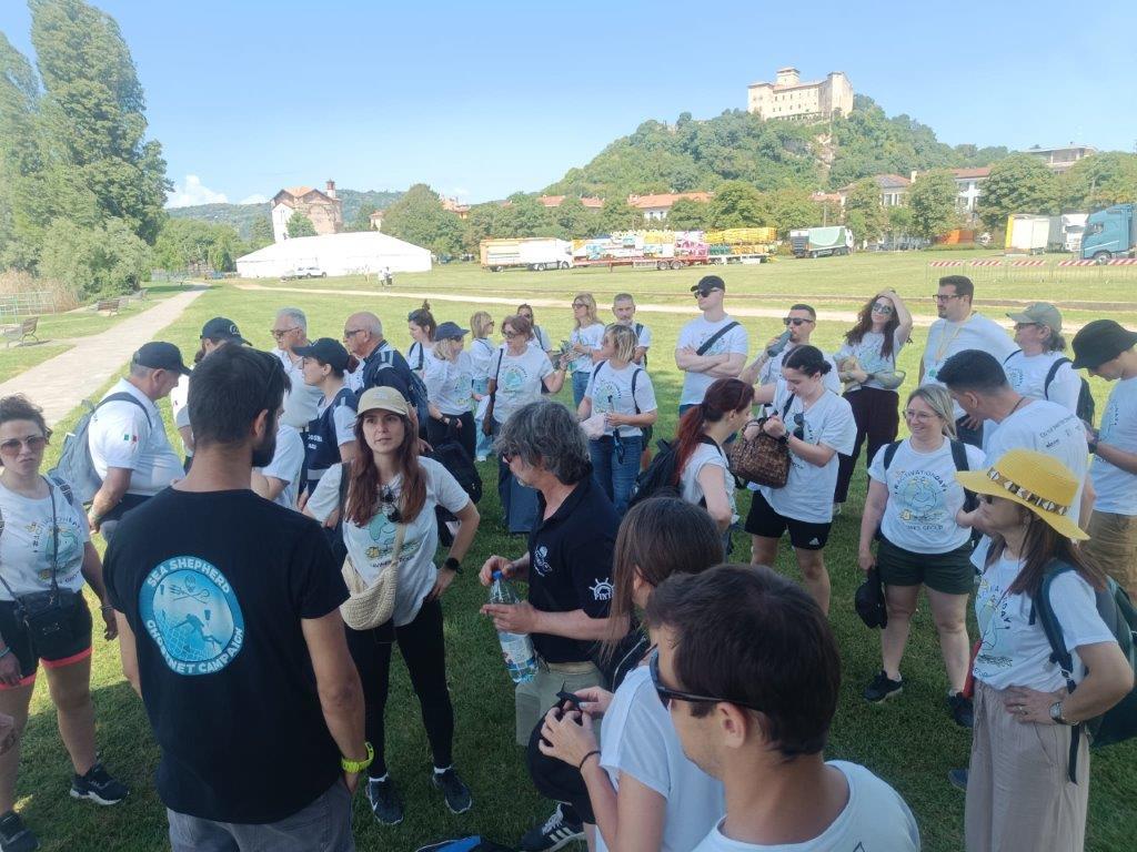 Angera, i parrucchieri “tagliano” i rifiuti: ripuliti il lago e le sponde