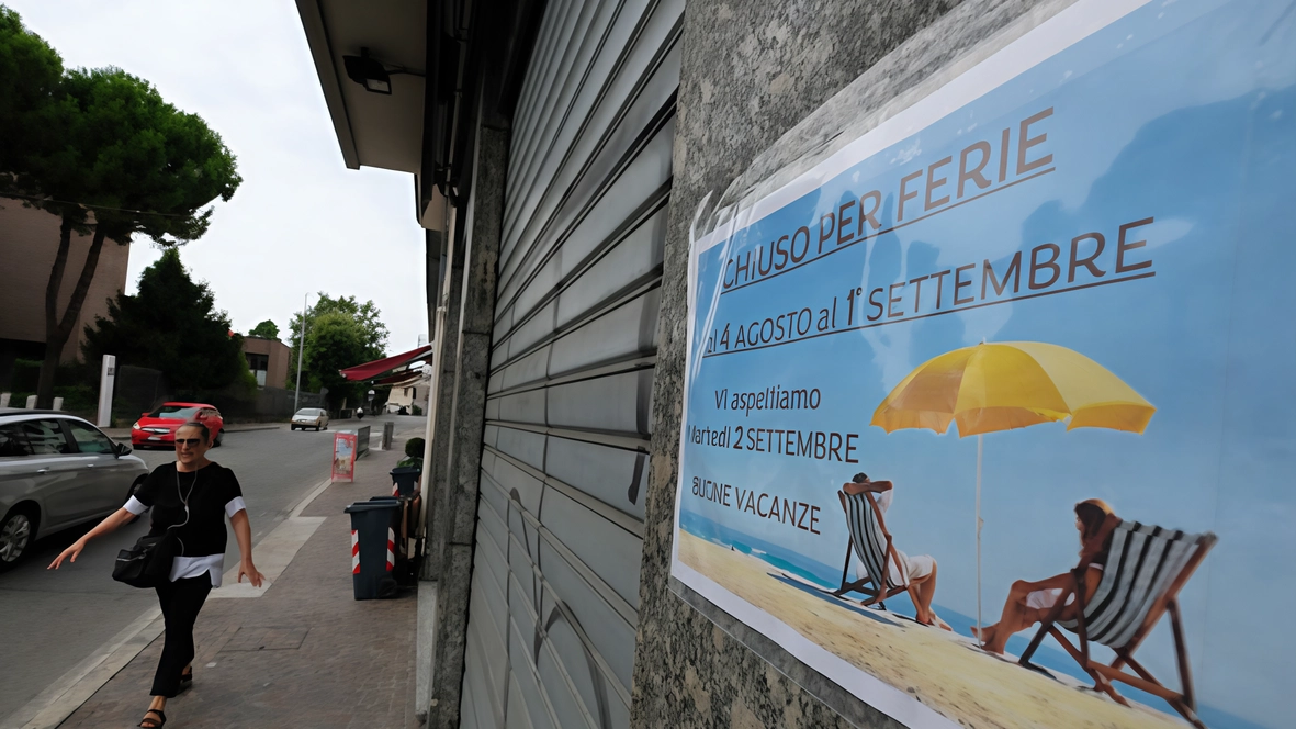 Resistono a presidio della zona l’edicola del bengalese Rizauli e il minimarket gestito da Freddy, ecuadoriano Resistono a presidio della zona l’edicola del bengalese Rizauli e il minimarket gestito da Freddy, ecuadoriano