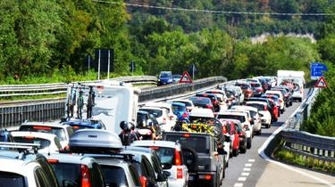 Maxi tamponamento a catena ieri mattina sulla Statale 36. Pesantissimo il bilancio: 13 feriti, per fortuna nessuno grave, 11 auto...