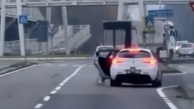 Un immagine del video ripreso da un automobilista