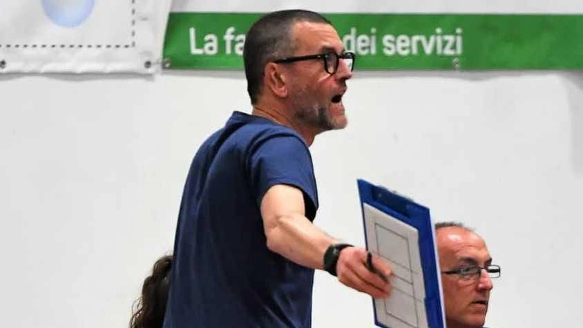 Claudio Gervasoni ha iniziato a giocare da ragazzino, poi la carriera da allenatore Claudio Gervasoni ha iniziato a giocare da ragazzino, poi la carriera da allenatore