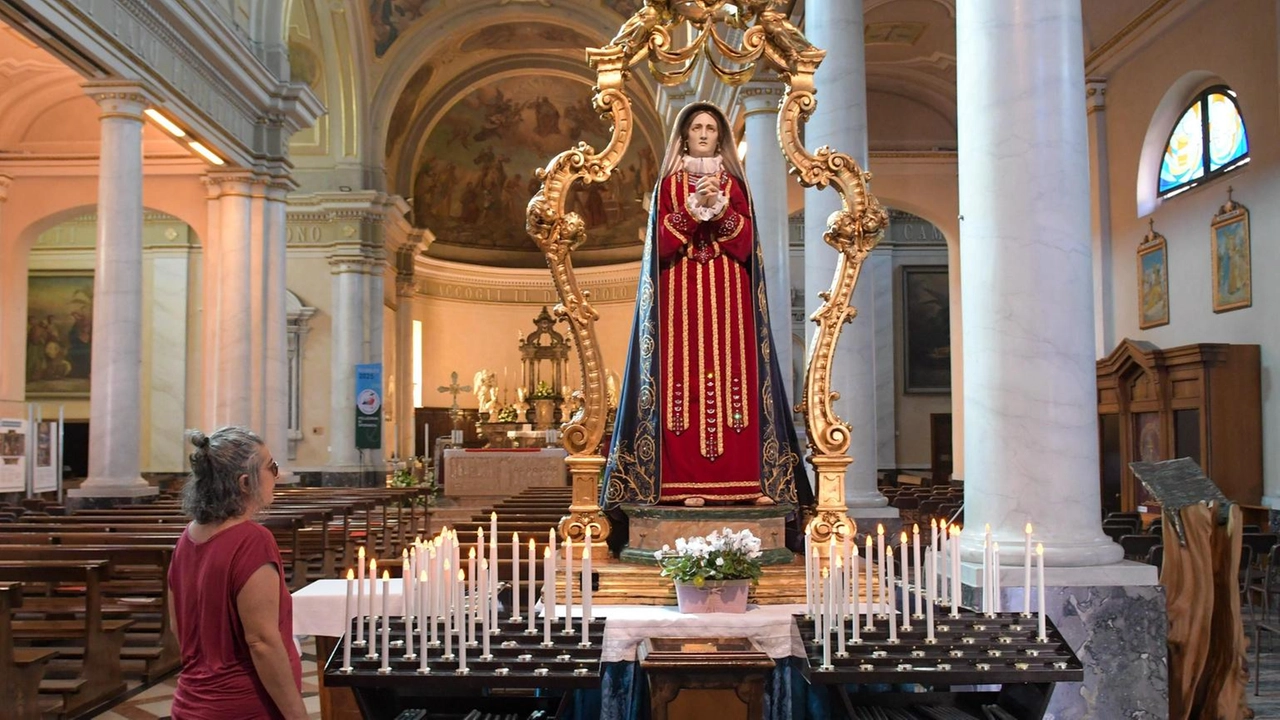 La chiesa aperta e la statua posizionata all’ingresso, ladri in azione alla Parrocchia di sant’Andrea Apostolo: depredata la Madonna...
