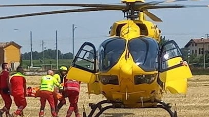 L'elisoccorso ha trasportato il 23enne in gravi condizioni a Brescia