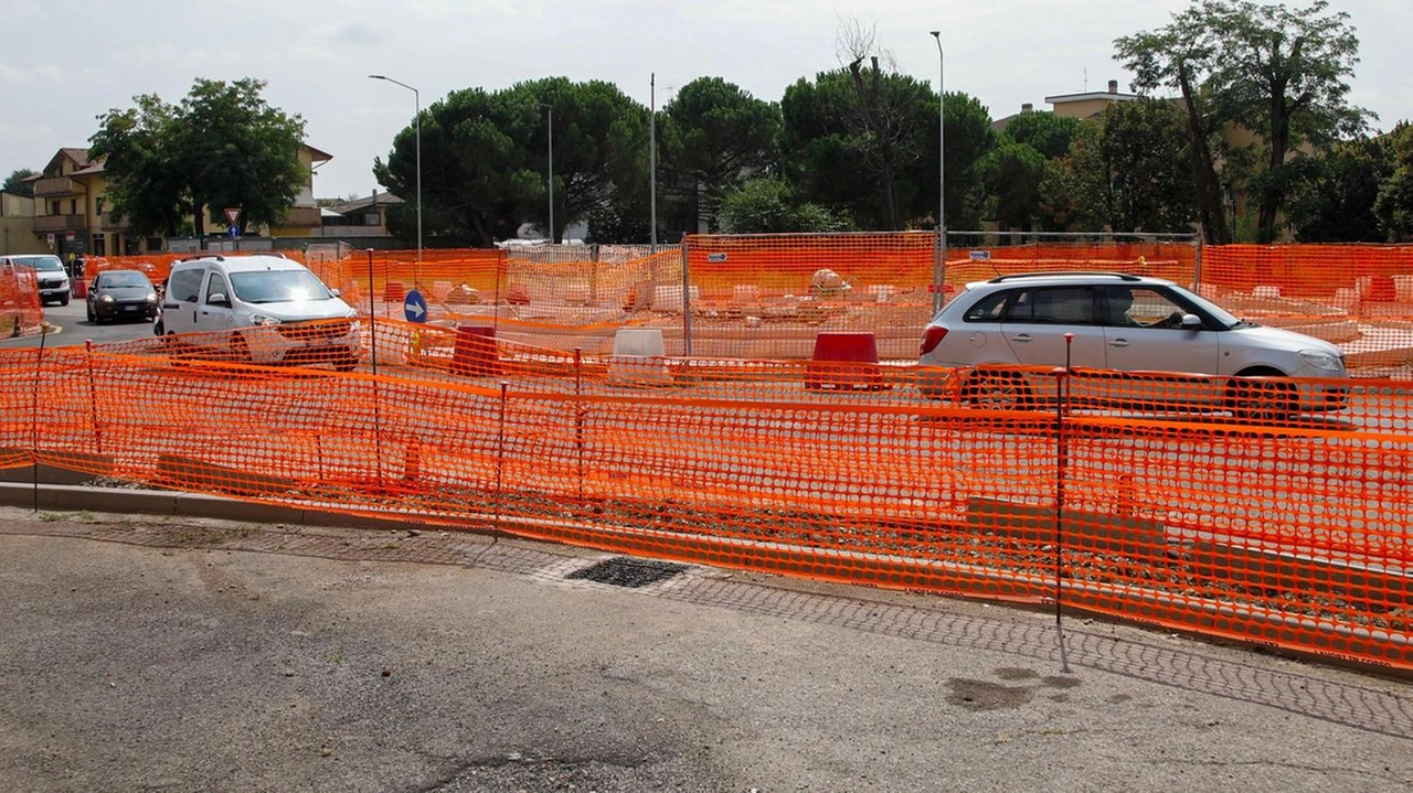 Ora sembra che la rotonda sarà conclusa a novembre Le opere complementari potranno essere fatte successivamente Ora sembra che la rotonda sarà conclusa a novembre Le opere complementari potranno essere fatte successivamente