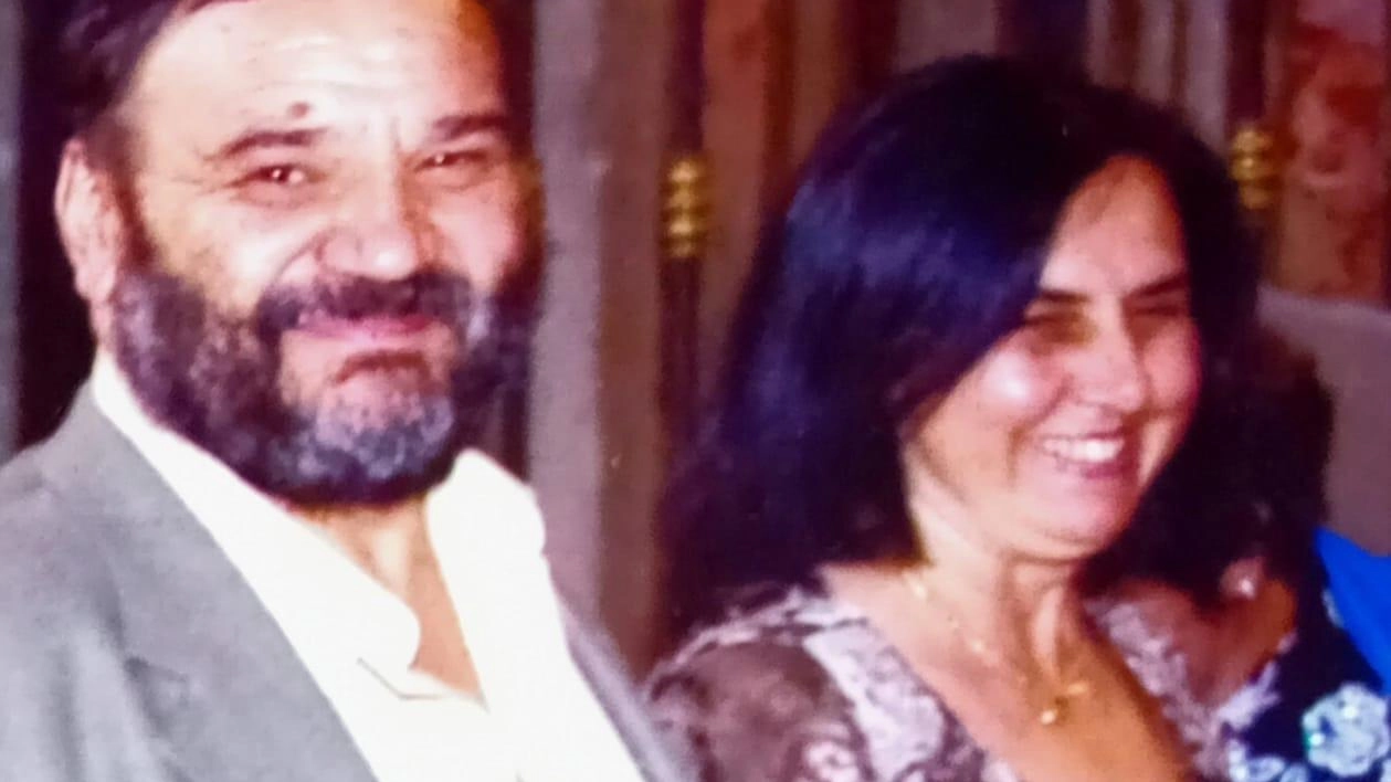 Grosotto piange la perdita di Paolo Patelli e Angelina Robustellini, insegnanti pensionati deceduti in un tragico incidente in Corsica insieme a una coppia di amici. La cerimonia funebre si terrà oggi nel paese natio della coppia, dove riposeranno uniti per l'eternità.