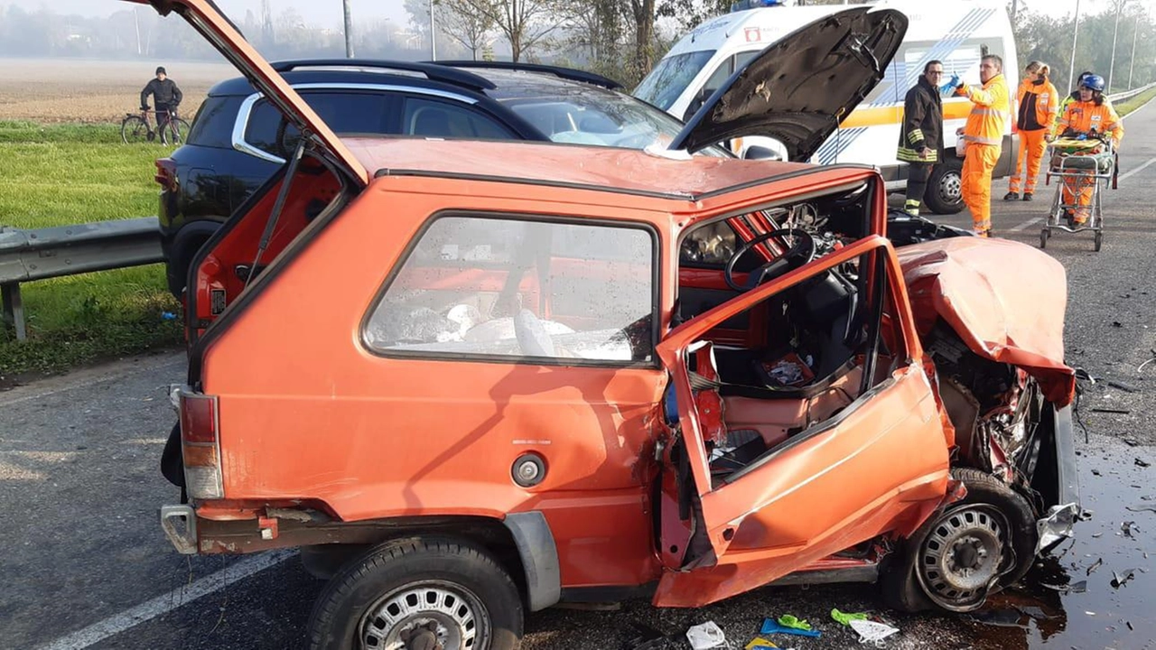 Pensionata di 71 anni grave in ospedale dopo frontale a Rodano. Scontro tra due auto, condizioni serie per entrambi i conducenti. Carabinieri indagano sulle cause dell'incidente. Pensionata di 71 anni grave in ospedale dopo frontale a Rodano. Scontro tra due auto, condizioni serie per entrambi i conducenti. Carabinieri indagano sulle cause dell'incidente.