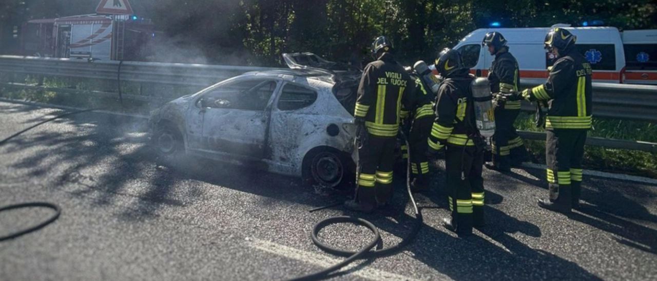 Nibionno, s’incendia auto a Gpl sulla statale 36: al volante una ragazza