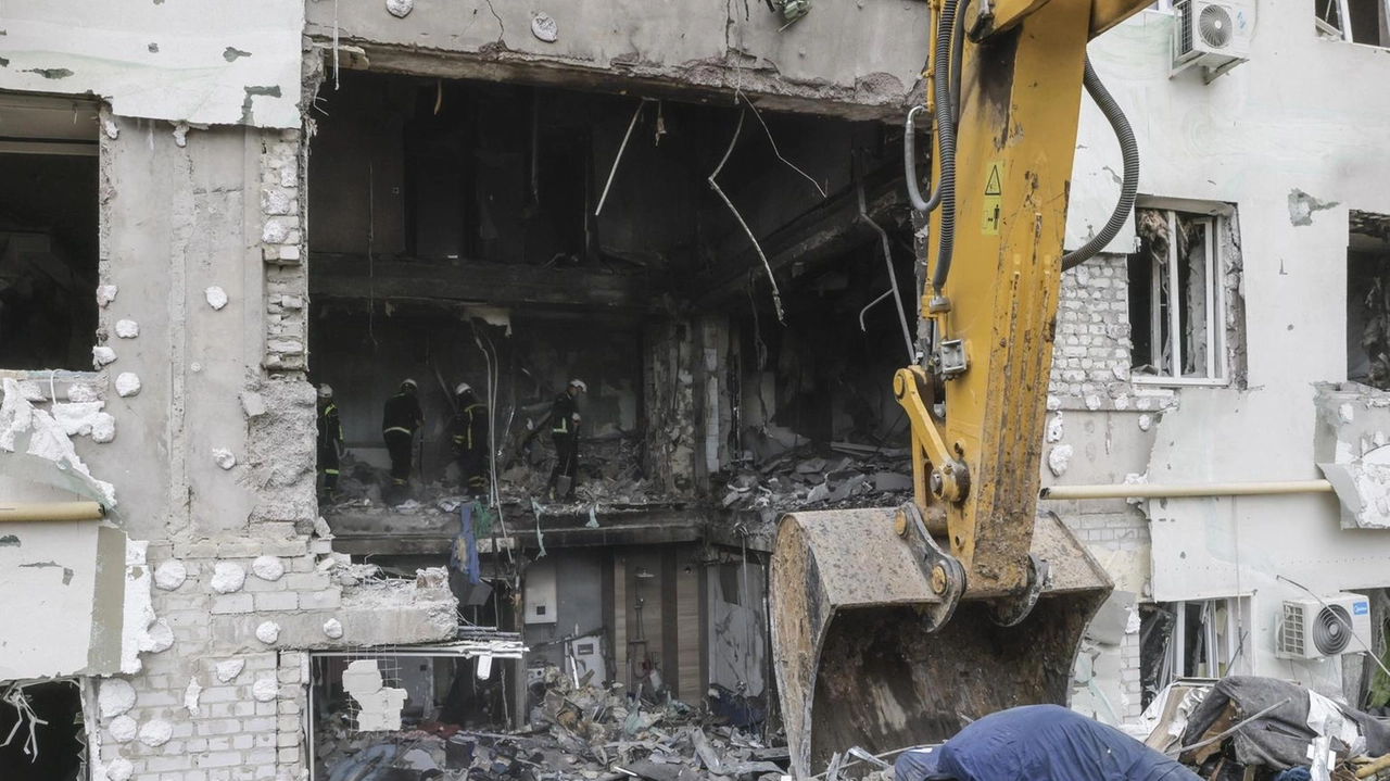 Sindaco, 'notte terribile, distrutto edificio di 5 piani' Sindaco, 'notte terribile, distrutto edificio di 5 piani'