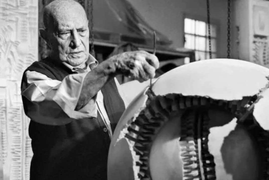 L'artista all'opera. Classe 1926, è originario di Marciano di Romagna