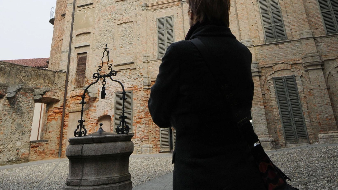 Il cortile d’onore di Castello Prinetti riapre i battenti. È chiuso da più di tre anni. La riapertura del... Il cortile d’onore di Castello Prinetti riapre i battenti. È chiuso da più di tre anni. La riapertura del...