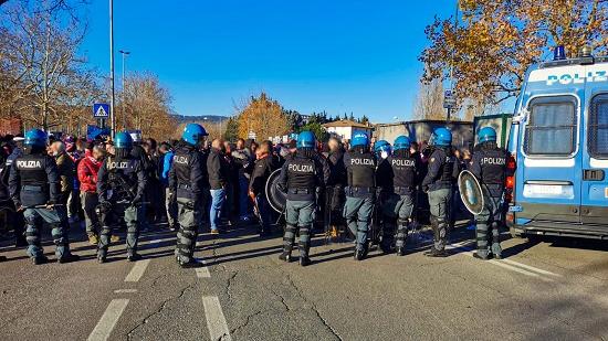 Scontri tra tifosi di Cremonese e Brescia, pioggia di Daspo: niente stadio per altri ventiquattro