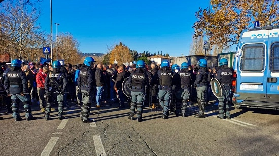 La polizia aveva identificato diversi ultras dopo la partita tra Cremonese e Brescia e ora il questore ha emesso una raffica di Daspo La polizia aveva identificato diversi ultras dopo la partita tra Cremonese e Brescia e ora il questore ha emesso una raffica di Daspo
