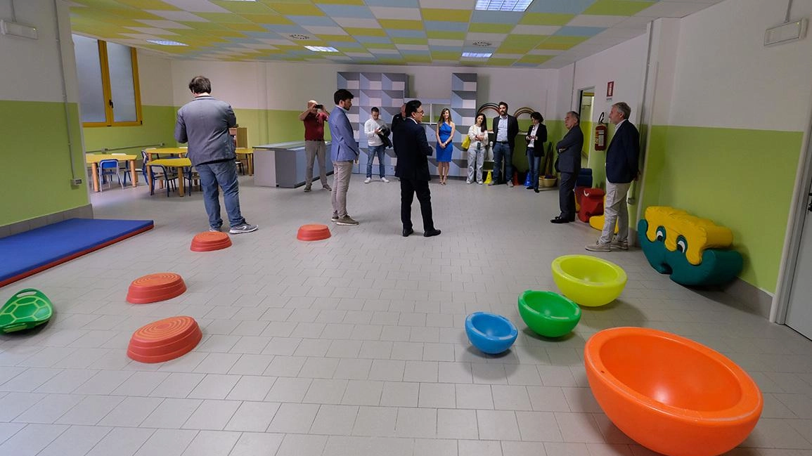 Un intervento da oltre un milione di euro per la scuola dell’infanzia “Pianeta Azzurro“ Nuova pavimentazione, pareti e soffitti ritinteggiati e impianti all’avanguardia Un intervento da oltre un milione di euro per la scuola dell’infanzia “Pianeta Azzurro“ Nuova pavimentazione, pareti e soffitti ritinteggiati e impianti all’avanguardia