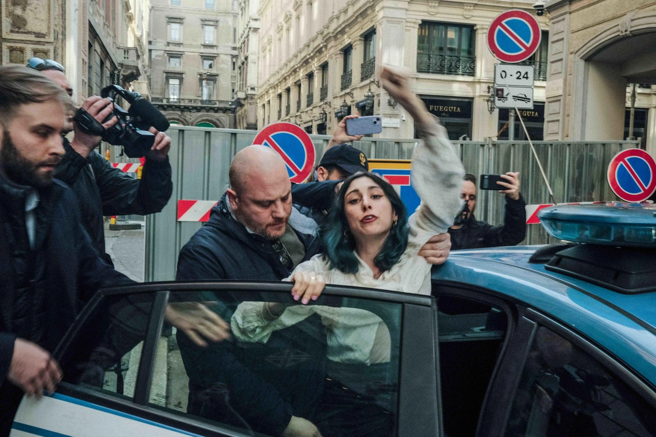 Quello di oggi è il terzo blitz degli attivisti nel locale dello chef stellato in Galleria Vittorio Emanuele