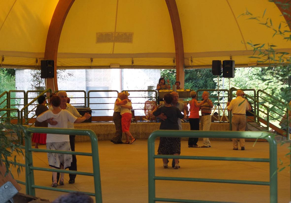 L’estate rovente di Monza. Nell’oasi del parco Ambrosini, fra ombra e compagnia, gli anziani sono meno soli L’estate rovente di Monza. Nell’oasi del parco Ambrosini, fra ombra e compagnia, gli anziani sono meno soli