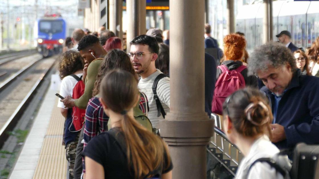 guasto sulla linea ferroviaria milanolecco treni soppressi e ritardi fino a 70 minuti