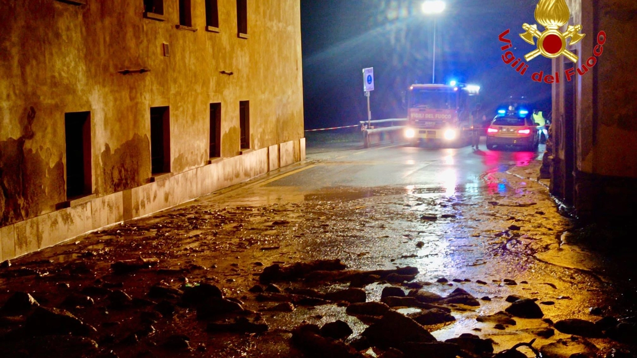 Mezzi dei vigili del fuoco in azione dopo il maltempo