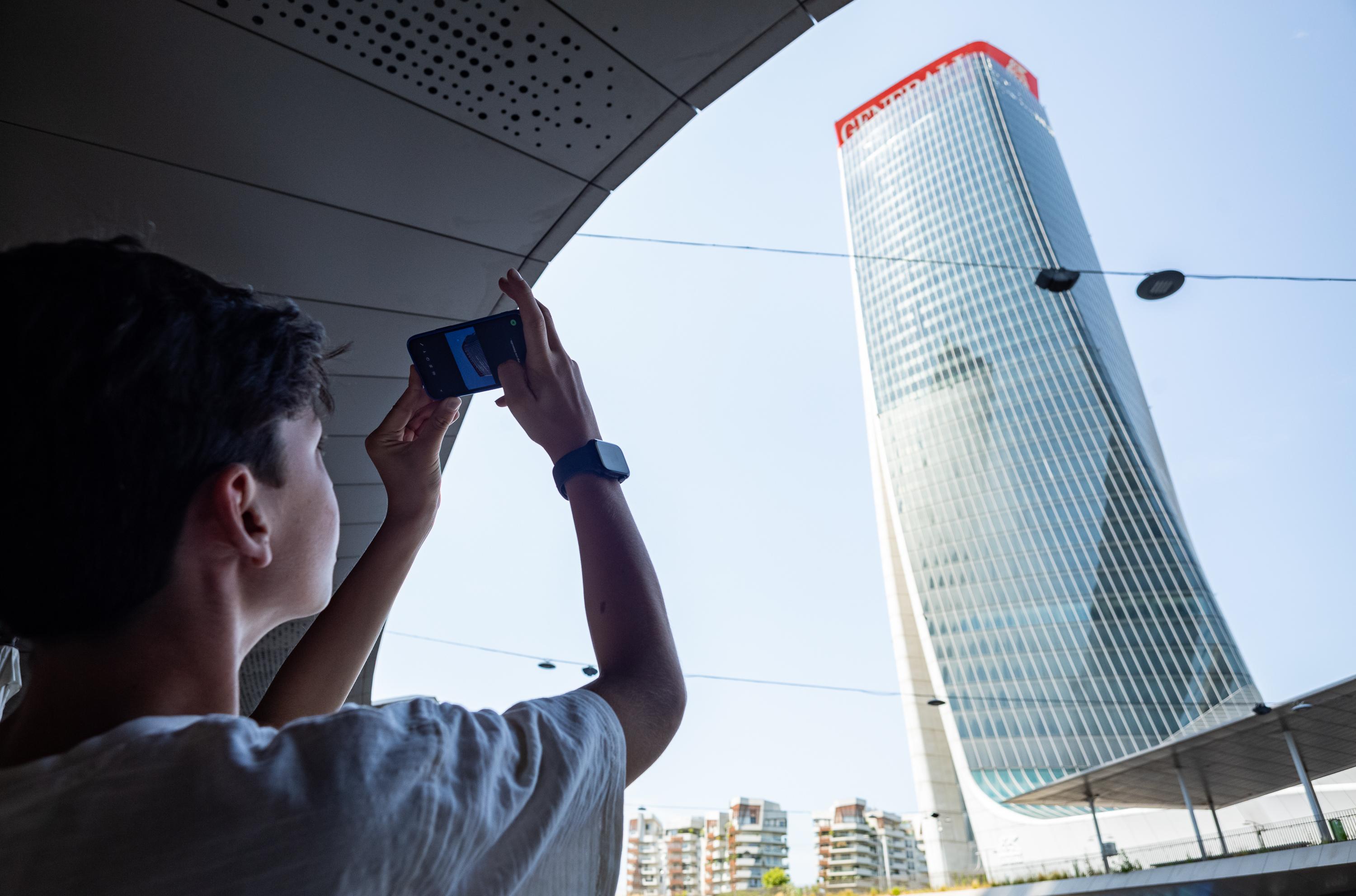 CityLife, indagine con i droni a 192 metri d’altezza: caldo e sensori nel mirino, caccia al “punto zero” del crollo. Sequestrato il tetto del grattacielo ‘rotto’ CityLife, indagine con i droni a 192 metri d’altezza: caldo e sensori nel mirino, caccia al “punto zero” del crollo. Sequestrato il tetto del grattacielo ‘rotto’