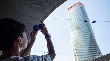 CityLife, indagine con i droni a 192 metri d’altezza: caldo e sensori nel mirino, caccia al “punto zero” del crollo. Sequestrato il tetto del grattacielo rotto