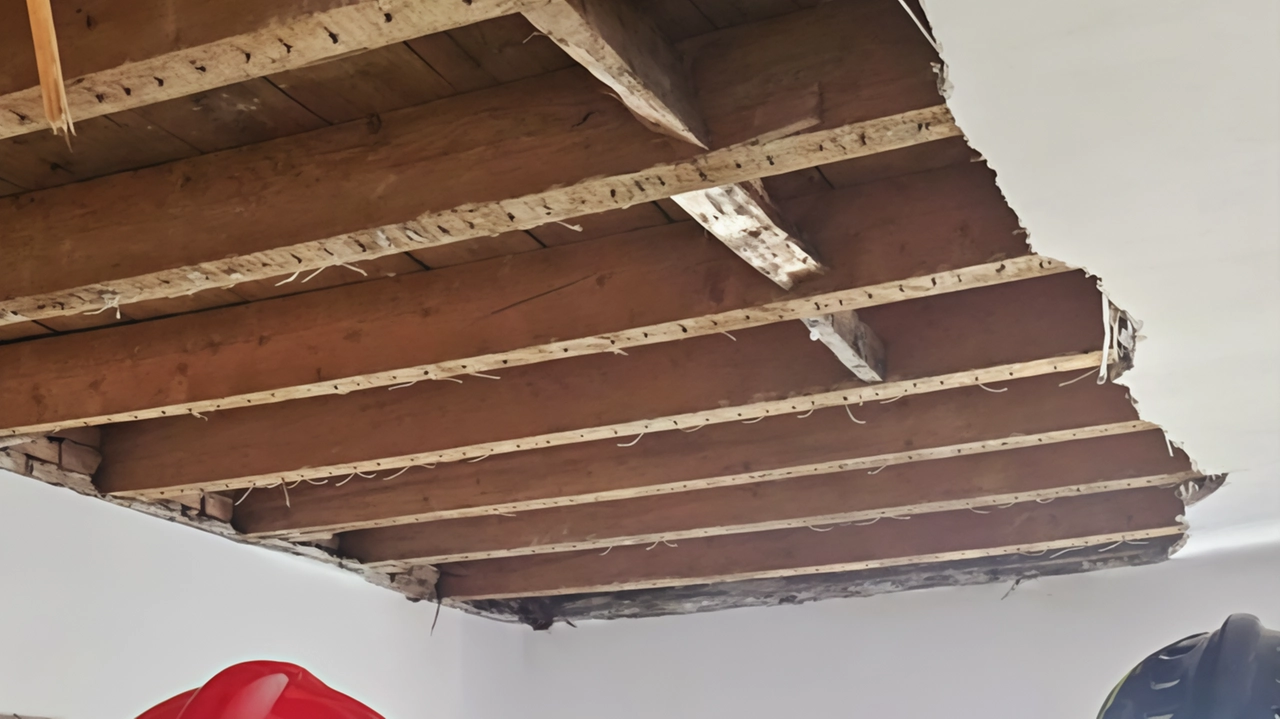 Lo squarcio lasciato dal controsoffitto piombato sul letto dell’anziana che stava riposando Lo squarcio lasciato dal controsoffitto piombato sul letto dell’anziana che stava riposando